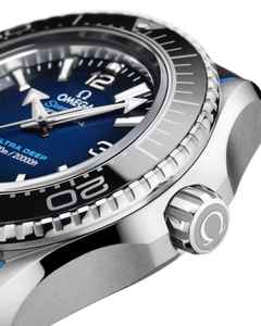 Omega Seamaster Planet Ocean 6000M Ultra Deep Automatik Edelstahl 45,5mm blaues Zifferblatt Kautschukband – Herrenuhren Uhr ohne Datum aus Edelstahl, Keramik und Titan. Das Gehäuse ist rund und silber. Das Kautschuk / Kunststoff / Silikon Armband ist schwarz. Das Zifferblatt ist arabisch Index und blau. – Ansicht 4