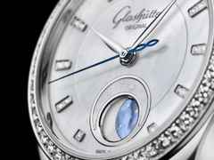 Glashütte Original Lady Serenade Luna Automatik Edelstahl 32,5mm weißes Perlmutt-Zifferblatt blaues Lederband – Damenuhren Uhr ohne Datum aus Edelstahl und Leder. Das Gehäuse ist rund und silber. Das Lederarmband Kroko / Alligator ist blau. Das Zifferblatt ist ein Index in weiß. – Ansicht 4