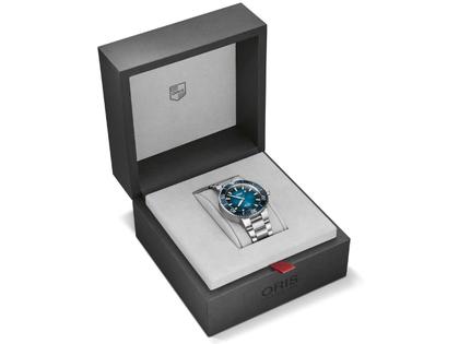 Oris Aquis Date Calibre 400 Automatik Edelstahl 41,5mm blaues Zifferblatt Metallband – Herrenuhren Uhr mit Datum aus Edelstahl. Das Gehäuse ist rund und silber. Das Edelstahlarmband ist silber. Das Zifferblatt ist ein Index in blau. – Ansicht 4