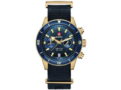 Rado Captain Cook Chronograph Automatik Bronze blau Textilband – Herrenuhren Chronograph aus Bronze, Keramik und Leder. Das Gehäuse ist rund und gelb. Das Textilarmband ist blau. Das Zifferblatt ist ein Index in blau. – Ansicht 2