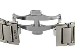 Rado True Square Automatik Skeleton Keramik grau 38mm Keramikband grau – Herrenuhren Uhr ohne Datum aus Keramik und Titan. Das Gehäuse ist quadratisch und grau. Das Keramikarmband ist grau. Das Zifferblatt ist skelettiert und grau. – Ansicht 5