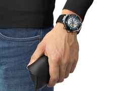 Tissot T-Race MotoGP                   2025 Chronograph Limited Edition Automatic Edelstahl 45mm skelettiertes Zifferblatt schwarzes Silikonband – Herrenuhren Chronograph aus Edelstahl und PVD beschichtet. Das Gehäuse ist rund und silber. Das Kautschuk / Kunststoff / Silikon Armband ist schwarz. Das Zifferblatt ist ein Index in blau. – Ansicht 7