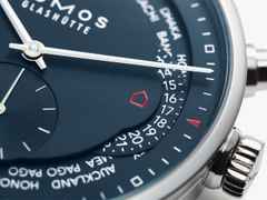Nomos Glashütte Zürich Weltzeit Nachtblau Automatik Edelstahl 40mm weißes Zifferblatt schwarzes Lederband – Herrenuhren Uhr ohne Datum aus Edelstahl und Leder. Das Gehäuse ist rund und silber. Das Lederarmband ist schwarz. Das Zifferblatt ist ein Index in blau. – Ansicht 5
