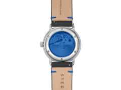 Sternglas Naos Edition Bauhaus X Blau Automatik Edelstahl 38mm beiges Zifferblatt schwarzes Lederband – Herrenuhren Uhr mit Datum aus Edelstahl. Das Gehäuse ist rund und silber. Das Lederarmband ist schwarz. Das Zifferblatt ist ein Index in beige. – Ansicht 5