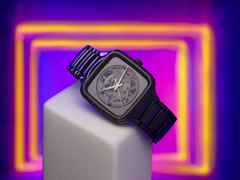 Rado True Square x Kunihiko Morinaga Special Edition Automatik schwarze Keramik 38mm photochromes Zifferblatt schwarzes Keramikband – Herrenuhren Uhr ohne Datum aus Keramik und Titan. Das Gehäuse ist quadratisch und schwarz. Das Keramikarmband ist schwarz. Der Zifferblatt ist ohne Zeichen. – Ansicht 8