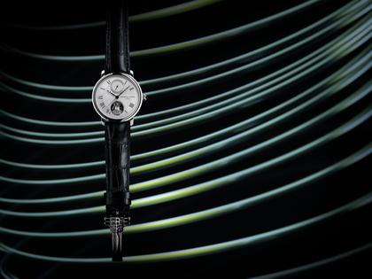 Frederique Constant Classics Monolithic Manufacture Automatik Edelstahl 40mm silberfarbenes Zifferblatt schwarzes Lederband – Herrenuhren Uhr mit Datum aus Edelstahl und Leder. Das Gehäuse ist rund und silber. Das Lederarmband Kroko / Alligator ist schwarz. Das Zifferblatt ist römisch und silber. – Ansicht 3