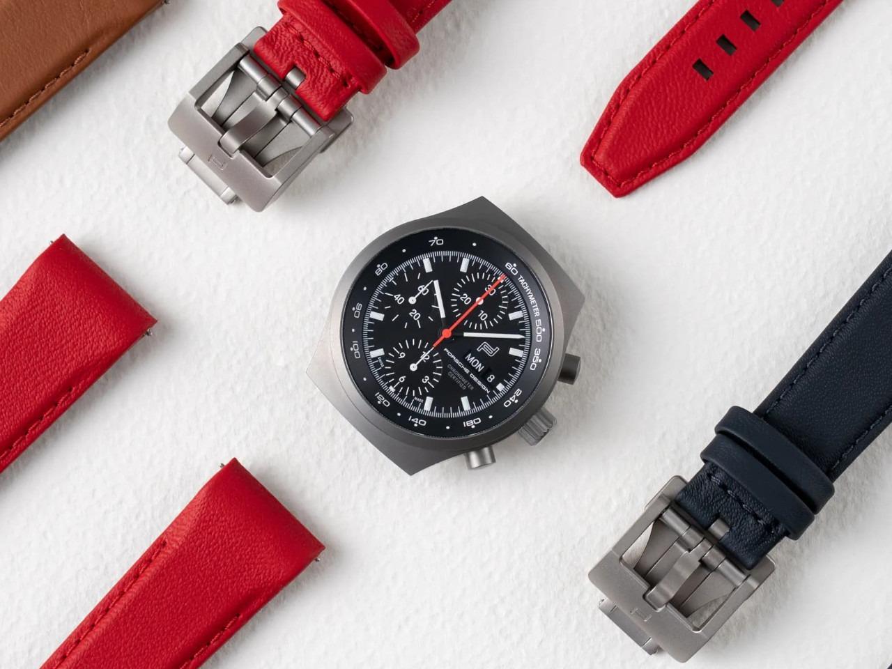 Porsche Design Chronograph 1 - All Titanium Numbered Edition Automatik Titan 40mm schwarzes Zifferblatt schwarzes Lederband – Herrenuhren Chronograph aus Leder und Titan. Das Gehäuse ist rund und grau. Das Lederarmband ist schwarz. Das Zifferblatt ist ein Index in schwarz. – Ansicht 4