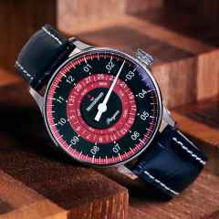 MeisterSinger Pangaea Day Date, 40mm Automatik schwarz bordeaux – Herrenuhren Uhr mit Datum aus Edelstahl. Das Gehäuse ist rund und silber. Das Lederarmband ist schwarz. Das Zifferblatt ist arabisch und rot. – Ansicht 3