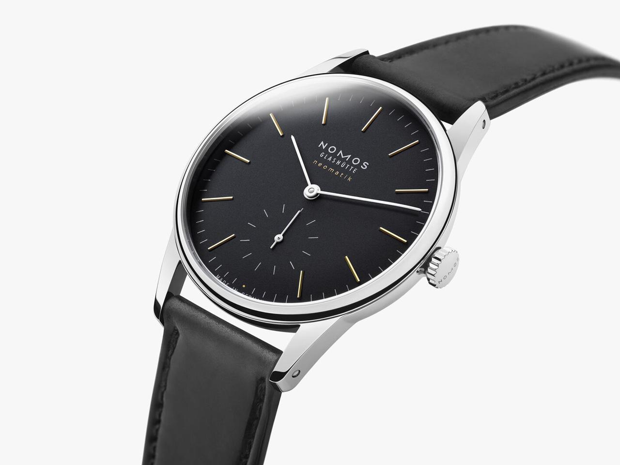 Nomos Glashütte Orion neomatik New Black Automatik Edelstahl 36mm schwarzes Zifferblatt schwarzes Lederband Glasboden – Herrenuhren Uhr ohne Datum aus Edelstahl und Leder. Das Gehäuse ist rund und silber. Das Lederarmband ist schwarz. Das Zifferblatt ist ein Index in schwarz. – Ansicht 4