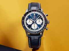 Breitling Navitimer B01 Chronograph 43 Tribute to Concorde Automatik Edelstahl blaues Zifferblatt blaues Lederband limitiert – Herrenuhren Chronograph aus Edelstahl und Leder. Das Gehäuse ist rund und silber. Das Lederarmband Kroko / Alligator ist blau. Das Zifferblatt ist ein Index in blau. – Ansicht 3