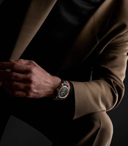Frederique Constant Classic Perpetual Calendar Manufacture Automatik Gelbgold 40mm schwarzes Onyx Zifferblatt Lederband – Herrenuhren Uhr mit Kalender aus 750 Rotgold. Das Gehäuse ist rund und gelbgold. Das Lederarmband Kroko / Alligator ist schwarz. Das Zifferblatt ist ein Index in schwarz. – Ansicht 4