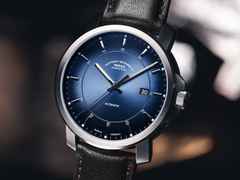 Mühle Glashütte 29er Casual Automatik Edelstahl 42,4mm blaues Zifferblatt braunes Lederband – Herrenuhren Uhr mit Datum aus Edelstahl und Leder. Das Gehäuse ist rund und silber. Das Lederarmband ist blau. Das Zifferblatt ist ein Index in braun. – Ansicht 4