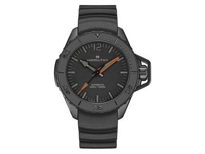 Hamilton Khaki Navy Frogman Automatic Edelstahl PVD-Schwarz 46mm schwarzes Zifferblatt Kautschukband – Herrenuhren Uhr ohne Datum aus Edelstahl und Kautschuk. Das Gehäuse ist rund und silber. Das Kautschuk / Kunststoff / Silikon Armband ist schwarz. Das Zifferblatt ist arabisch Index und schwarz.