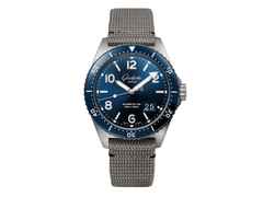 Glashütte Original SeaQ Panoramadatum Automatik Edelstahl 43mm blaues Zifferblatt graues Textilband – Herrenuhren Uhr mit Datum aus Edelstahl und Keramik. Das Gehäuse ist rund und silber. Das Textilarmband ist grau. Das Zifferblatt ist arabisch Index und blau.