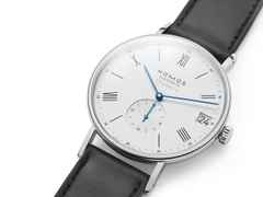 Nomos Glashütte Ludwig neomatik 41 Datum Automatik Edelstahl weißes Zifferblatt schwarzes Lederband – Herrenuhren Uhr mit Datum aus Edelstahl. Das Gehäuse ist rund und silber. Das Lederarmband ist schwarz. Das Zifferblatt ist römisch Index und weiß. – Ansicht 2