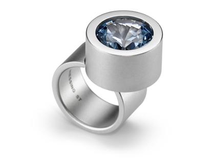 Ringe Ring mit Besatz aus Edelstahl.