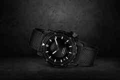 Mühle Glashütte Sea-Timer Blackmotion Automatik Edelstahl PVD-Schwarz 44mm schwarzes Zifferblatt schwarzes Textilband – Herrenuhren Uhr mit Datum aus Edelstahl, PVD beschichtet und Titancarbid beschichtet. Das Gehäuse ist rund und schwarz. Das Kautschuk / Kunststoff / Silikon Armband ist schwarz. Das Zifferblatt ist ein Index in schwarz. – Ansicht 2