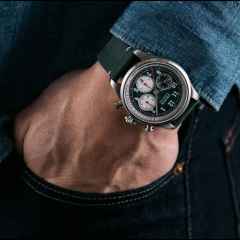 Union Glashütte Belisar Chronograph Automatik Edelstahl 44mm weiß-grünes Zifferblatt grünes Lederband – Herrenuhren Chronograph aus Edelstahl. Das Gehäuse ist rund und silber. Das Lederarmband ist grün. Das Zifferblatt ist arabisch Index und grün. – Ansicht 4