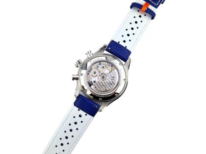 Union Glashütte Belisar Chronograph Automatik Edelstahl 44mm weiß-blaues Zifferblatt blaues Textilband und blaues Lederband - Set Juwelier Roller exklusiv – Herrenuhren Chronograph aus Edelstahl und Leder. Das Gehäuse ist rund und silber. Das Lederarmband ist blau. Das Zifferblatt ist arabisch und weiß. – Ansicht 5