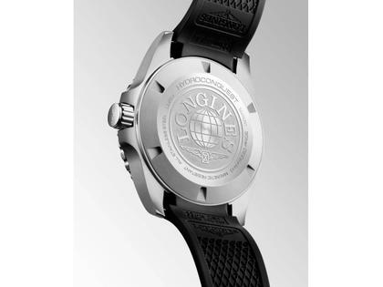 Longines HydroConquest GMT Automatik Edelstahl 43mm schwarzes Zifferblatt schwarzes Kautschukband – Herrenuhren Uhr mit Datum aus Edelstahl, Kautschuk und Keramik. Das Gehäuse ist rund und silber. Das Kautschuk / Kunststoff / Silikon Armband ist schwarz. Das Zifferblatt ist arabisch Index und schwarz. – Ansicht 4