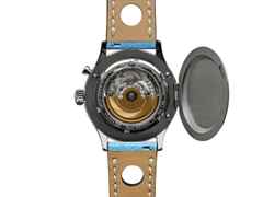 UMF Ruhla Sprungdeckeluhr Automatik Edelstahl 43mm blaues Zifferblatt blaues Lederband limitiert – Herrenuhren Uhr ohne Datum aus Edelstahl und Leder. Das Gehäuse ist rund und silber. Das Lederarmband ist blau. Das Zifferblatt ist ein Index in blau. – Ansicht 3