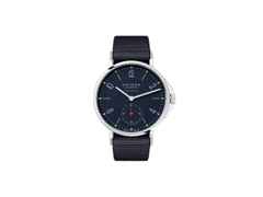 Nomos Glashütte Ahoi neomatik Atlantik Automatik Edelstahl 36mm blaues Zifferblatt schwarzes Textilband Glasboden – Damenuhren Uhr ohne Datum aus Edelstahl. Das Gehäuse ist rund und silber. Das Textilarmband ist blau. Das Zifferblatt ist arabisch Index und blau.