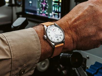 Oris Big Crown Wings of Hope Limited Edition Automatik Edelstahl 40mm weißes Zifferblatt braunes Lederband – Herrenuhren Uhr ohne Datum aus Edelstahl und Leder. Das Gehäuse ist rund und silber. Das Lederarmband ist braun. Das Zifferblatt ist arabisch und weiß. – Ansicht 6