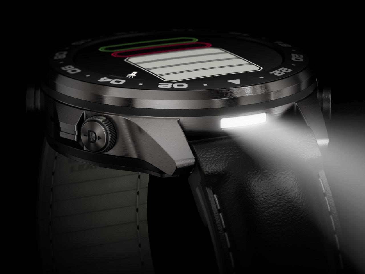Garmin MARQ Aviator Gen 3 Titan 47mm digitales Display schwarzes Lederband – Herrenuhren Uhr Multifunktion aus Keramik, Leder und Titan. Das Gehäuse ist rund und grau. Das Lederarmband ist schwarz. Der Zifferblatt ist digital. – Ansicht 7