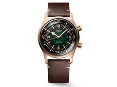Longines Legend Diver Automatik Bronze 42mm grünes Zifferblatt braunes Lederband und grünes Natoband – Herrenuhren Uhr ohne Datum aus Bronze und Titan. Das Gehäuse ist rund und roségold. Das Lederarmband ist braun. Das Zifferblatt ist arabisch Index und grün.
