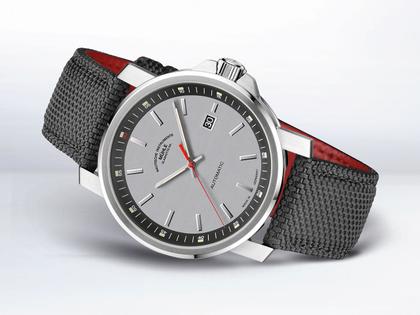 Mühle Glashütte 29er Big Silbergrau Automatik Edelstahl 42,4mm graues Zifferblatt graues Canvasband – Herrenuhren Uhr mit Datum aus Edelstahl und Leder. Das Gehäuse ist rund und silber. Das Textilarmband ist grau. Das Zifferblatt ist ein Index in silber. – Ansicht 2
