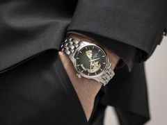 Hamilton Jazzmaster Open Heart Automatik Edelstahl 40mm grünes Zifferblatt Metallband – Herrenuhren Uhr ohne Datum aus Edelstahl. Das Gehäuse ist rund und silber. Das Edelstahlarmband ist silber. Das Zifferblatt ist ein Index in grün. – Ansicht 5
