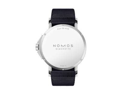 Nomos Glashütte Ahoi neomatik 38 Datum Automatik Edelstahl silbernes Zifferblatt dunkelblaues Textilband Stahlboden – Herrenuhren Uhr mit Datum aus Edelstahl. Das Gehäuse ist rund und silber. Das Textilarmband ist blau. Das Zifferblatt ist arabisch Index und silber. – Ansicht 4