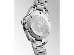 Longines HydroConquest GMT Automatik Edelstahl 43mm grünes Zifferblatt Metallband – Herrenuhren Uhr mit Datum aus Edelstahl und Keramik. Das Gehäuse ist rund und silber. Das Edelstahlarmband ist silber. Das Zifferblatt ist arabisch Index und grün. – Ansicht 4