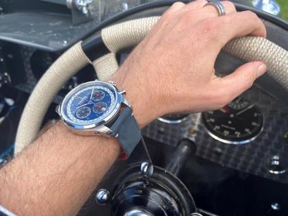 Union Glashütte Belisar Chronograph Sachsen Classic 2021 Limited Edition Automatik Edelstahl 44mm blaues Zifferblatt blaues Lederband – Herrenuhren Chronograph aus Edelstahl. Das Gehäuse ist rund und silber. Das Lederarmband ist blau. Das Zifferblatt ist arabisch Index und blau. – Ansicht 5