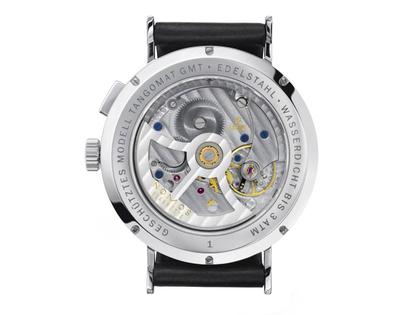 Nomos Glashütte Tangomat GMT Automatik Edelstahl 40mm weißes Zifferblatt schwarzes Lederband – Herrenuhren Uhr mit Datum aus Edelstahl. Das Gehäuse ist rund und silber. Das Lederarmband ist schwarz. Das Zifferblatt ist arabisch Index und weiß. – Ansicht 3