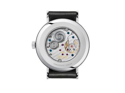 Nomos Glashütte Tangente 38 Handaufzug Edelstahl 38mm weißes Zifferblatt schwarzes Lederband Glasboden – Herrenuhren Uhr ohne Datum aus Edelstahl und Leder. Das Gehäuse ist rund und silber. Das Lederarmband ist schwarz. Das Zifferblatt ist arabisch Index und weiß. – Ansicht 3