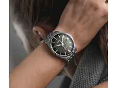 Junghans Meister S Automatic Edelstahl 40mm olivgrünes Zifferblatt Metallband – Herrenuhren Uhr mit Datum aus Edelstahl. Das Gehäuse ist rund und silber. Das Edelstahlarmband ist silber. Das Zifferblatt ist ein Index in grün. – Ansicht 3