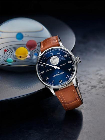 MeisterSinger Lunascope Automatik Edelstahl blaues Zifferblatt, braunes Lederband – Herrenuhren Uhr mit Datum aus Edelstahl. Das Gehäuse ist rund und silber. Das Lederarmband ist braun. Das Zifferblatt ist arabisch und blau. – Ansicht 4