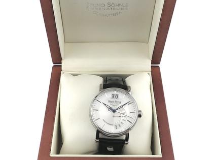 Bruno Söhnle Glashütte Pesaro I Quarz Edelstahl 43mm silbernes Zifferblatt Lederband 17-13073-241 Full Set Occasion – Herrenuhren Uhr mit Datum aus Edelstahl. Das Gehäuse ist rund und silber. Das Lederarmband ist braun. Das Zifferblatt ist ein Index in silber. – Ansicht 3