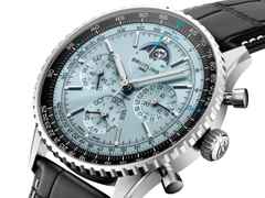 Breitling Navitimer B19 Chronograph 43 Perpetual Calendar Automatik Edelstahl eisblaues Zifferblatt schwarzes Lederband – Herrenuhren Chronograph aus 950 Platin, Edelstahl und Leder. Das Gehäuse ist rund und silber. Das Lederarmband Kroko / Alligator ist schwarz. Das Zifferblatt ist ein Index in blau. – Ansicht 2
