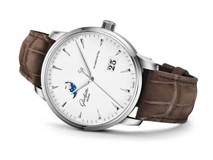 Glashütte Original Senator Excellence Panoramadatum Mondphase Automatik Edelstahl 42mm weißes Zifferblatt braunes Lederband – Herrenuhren Uhr mit Datum aus Edelstahl. Das Gehäuse ist rund und silber. Das Lederarmband Kroko / Alligator ist braun. Das Zifferblatt ist römisch Index und weiß. – Ansicht 2