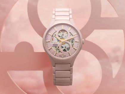 Rado True Round Open Heart Limited Edition Automatik Keramik 40mm rosa Zifferblatt rosa Keramikband – Herrenuhren Uhr ohne Datum aus Keramik und Titan. Das Gehäuse ist rund und rosa. Das Keramikarmband ist rosa. Das Zifferblatt ist ein Index in rosa. – Ansicht 10