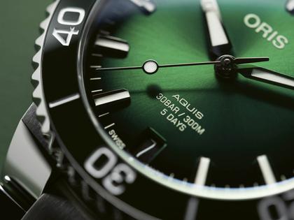 Oris Aquis Date Calibre 400 Automatik Edelstahl 41,5mm grünes Zifferblatt Metallband – Herrenuhren Uhr mit Datum aus Edelstahl. Das Gehäuse ist rund und silber. Das Edelstahlarmband ist silber. Das Zifferblatt ist ein Index in grün. – Ansicht 9