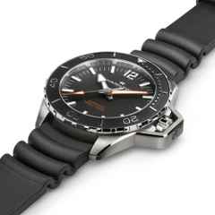 Hamilton Khaki Navy Frogman Automatik Edelstahl 46mm schwarzes Zifferblatt Kautschukband – Herrenuhren Uhr ohne Datum aus Edelstahl und Kautschuk. Das Gehäuse ist rund und silber. Das Kautschuk / Kunststoff / Silikon Armband ist schwarz. Das Zifferblatt ist arabisch Index und schwarz. – Ansicht 3