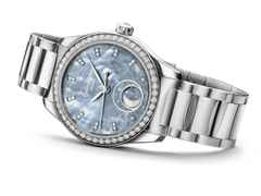 Glashütte Original Lady Serenade Luna Automatik Edelstahl 32,5mm blaues Perlmutt-Zifferblatt Metallband – Damenuhren Uhr ohne Datum aus Edelstahl und Leder. Das Gehäuse ist rund und silber. Das Edelstahlarmband ist silber. Das Zifferblatt ist ein Index in blau. – Ansicht 2