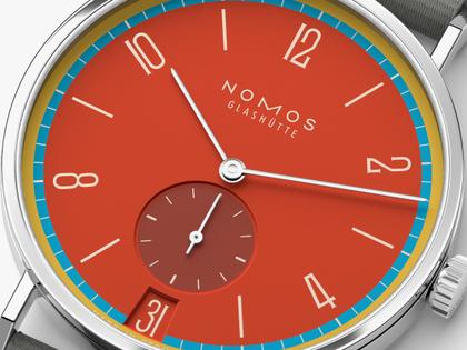 Nomos Glashütte Tangente 38 Datum "175 Years Watchmaking - Sportbunt" Handaufzug Edelstahl rotes Zifferblatt graues Textilband Glasboden – Herrenuhren Uhr mit Datum aus Edelstahl. Das Gehäuse ist rund und silber. Das Textilarmband ist grau. Das Zifferblatt ist arabisch Index und rot. – Ansicht 4