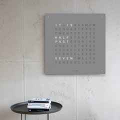 Qlocktwo Earth 90 Grey Pepper mit weiß lackiertem Holz – Großuhren Wanduhr aus Edelstahl. Das Gehäuse ist quadratisch. Das Zifferblatt ist digital und grau. – Ansicht 2