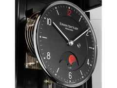 Erwin Sattler Wanduhr Seilzugregulator Opus PM  70 III S Handaufzug schwarzes Zifferblatt limitiert – Großuhren Wanduhr aus Edelstahl und Holz. Das Gehäuse ist rechteckig und schwarz. Das Zifferblatt ist arabisch Index und schwarz. – Ansicht 3