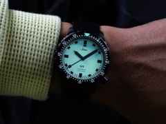 Sinn Spezialuhren U1 S L Automatik U-Boot-Stahl 44mm weißes Zifferblatt Metallband limitiert – Herrenuhren Uhr ohne Datum aus Edelstahl, Kautschuk, Metall und PVD beschichtet. Das Gehäuse ist rund und schwarz. Das Edelstahlarmband ist schwarz. Das Zifferblatt ist ein Index in weiß. – Ansicht 7