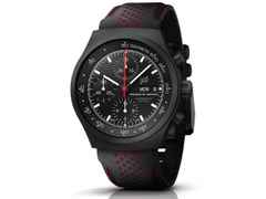 Porsche Design Chronograph 1 - Ennstal Classic 2023 Limited Edition – Herrenuhren Chronograph aus Titan und Titancarbid beschichtet. Das Gehäuse ist rund und schwarz. Das Lederarmband ist schwarz. Das Zifferblatt ist ein Index in schwarz. – Ansicht 2